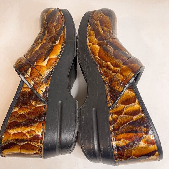 Dansko Snake Print Tiger Eye Nursing Clogs 41 - Picture 4 of 11